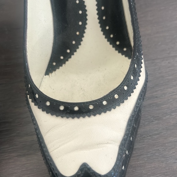 Yves Saint Laurent classic shoes - fits like a 6 1/2 - Picture 2 of 5